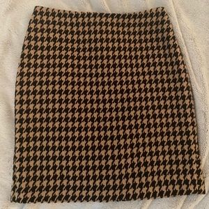 3/$20 Talbots Houndstooth print skirt Women’s 4P